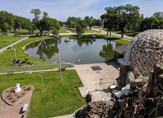 iowa/iowa-great-lakes/attraction/shrine-of-the-grotto-of-the-redemption