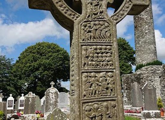 ireland/county-louth/attraction/monasterboices-high-crosses-and-monastic-site