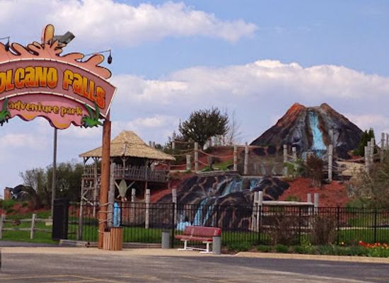 illinois/rock-river-valley/attraction/volcano-falls-adventure-park