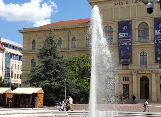 hungary/szeged/dom-ter/attraction/fontana-di-piazza-dugonics