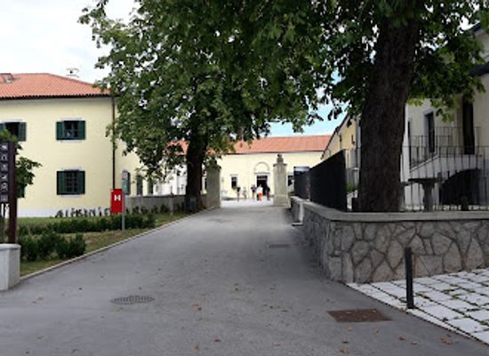 slovenia/sezana/attraction/kobilarna-lipica-1580-kulturni-spomenik-podrocje-kulturno-zgodovinske-in-naravne-dediscine