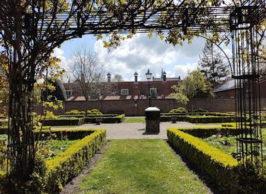 netherlands/delft/attraction/hofje-van-pauw