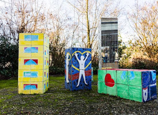 germany/koblenz/attraction/ort-der-kinderrechte-saule-mit-spiegeln-artikel-19