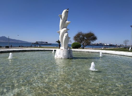 turkiye/izmir/karsiyaka/attraction/dolphins-statue