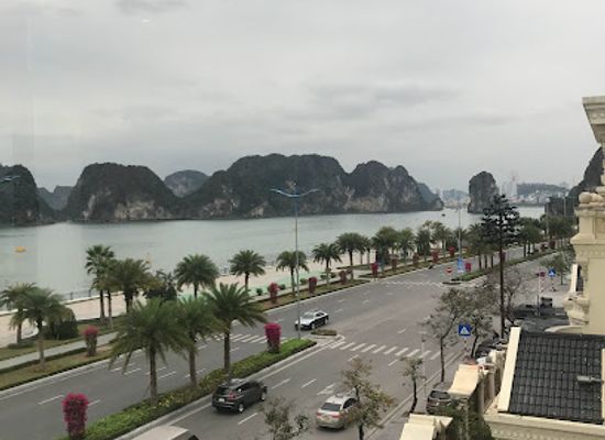 vietnam/ha-long/attraction/vungchua-islet-view