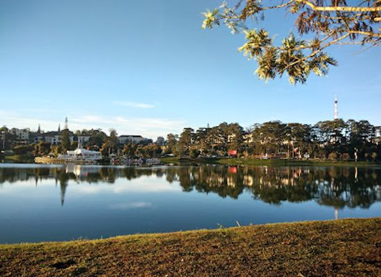 vietnam/dalat/attraction/xuan-huong-lake