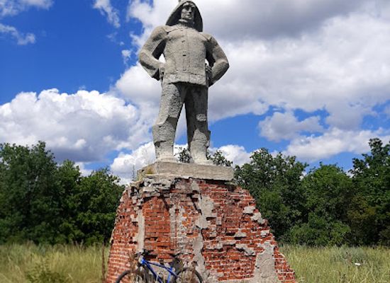 ukraine/seversky-donets-river/attraction/pamyatnik-rybaku