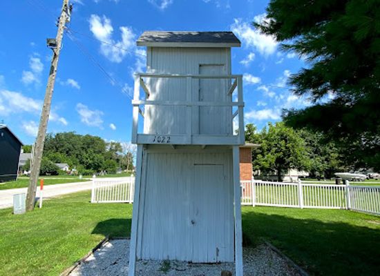 illinois/driftless-area/attraction/two-story-outhouse