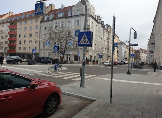 germany/munich/maxvorstadt/attraction/die-kreuzung-und-ihre-16-zebrastreifenschilder