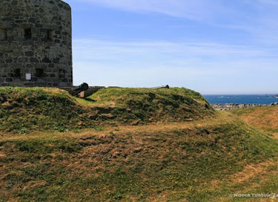 guernsey/brecqhou/attraction/rousse-tower