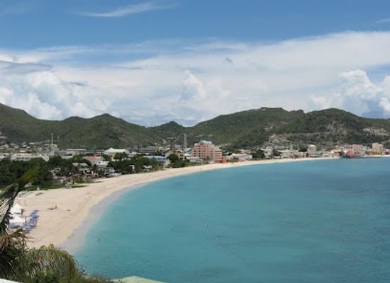 sint-maarten/great-bay-beach/attraction/little-bay-beach