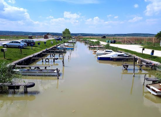 hungary/ferto-region/attraction/lake-neusiedl-beach