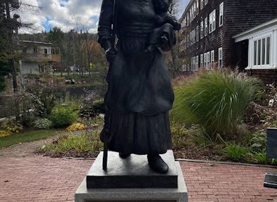 vermont/windham-county/attraction/molly-stark-statue