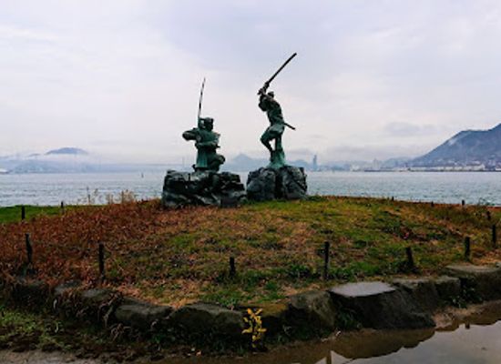 japan/musashi/attraction/miyamoto-musashi-sasaki-kojiro-statue