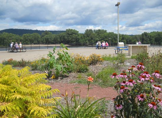 minnesota/red-river-valley/attraction/levee-park