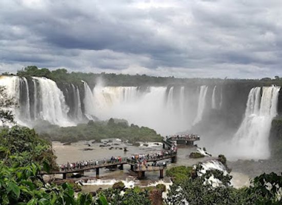 brazil/iguazu-falls-national-park/attraction/paseos-de-luna-llena-en-las-cataratas-del-iguazu