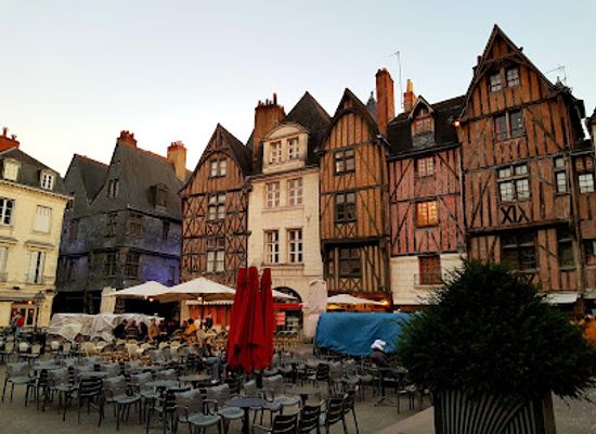 france/tours/vieux-tours/attraction/place-plumereau