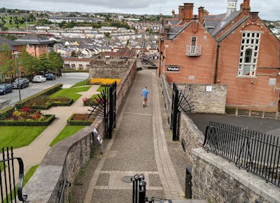 united-kingdom/londonderry/landmark/free-derry-corner