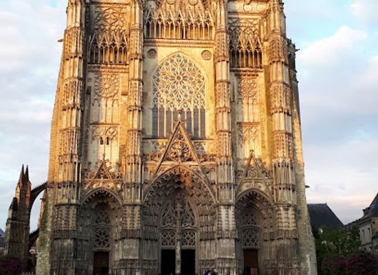 france/tours/place-plumereau/attraction/cathedrale-saint-gatien