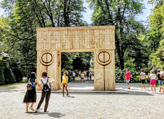 romania/gorj/attraction/the-gate-of-the-kiss