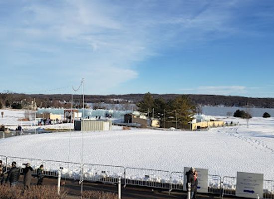 wisconsin/lake-geneva/attraction/winter-realms-by-ice-castles