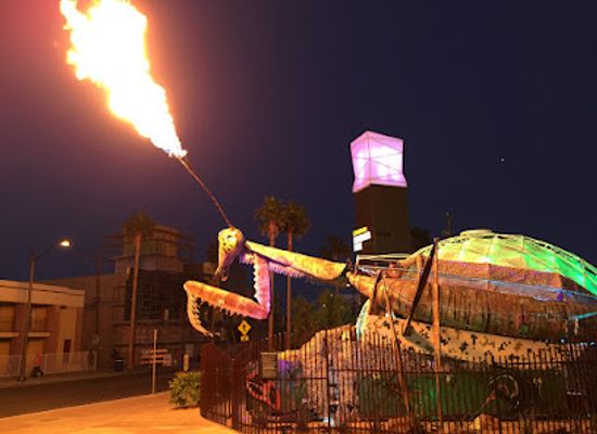 nevada/las-vegas/attraction/giant-metal-mantis
