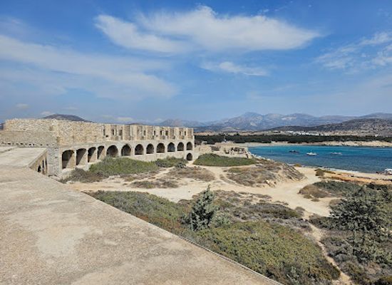 greece/naxos/attraction/hotel-ruins-alyko-graffiti