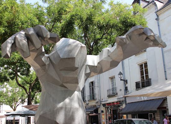 france/tours/place-plumereau/attraction/le-monstre-xavier-veilhan