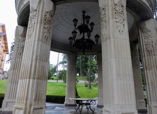 ukraine/kyiv-reservoir/attraction/altanka-s-tronom-dlya-korolya-i-korolevi