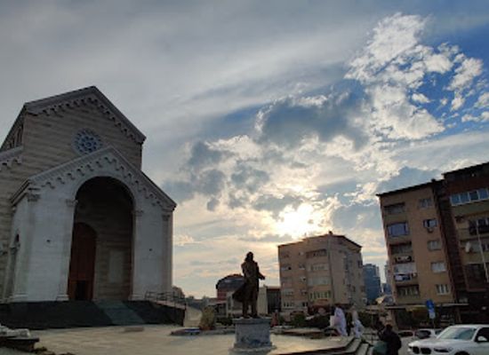 kosovo/has/attraction/statue-of-ibrahim-rugova
