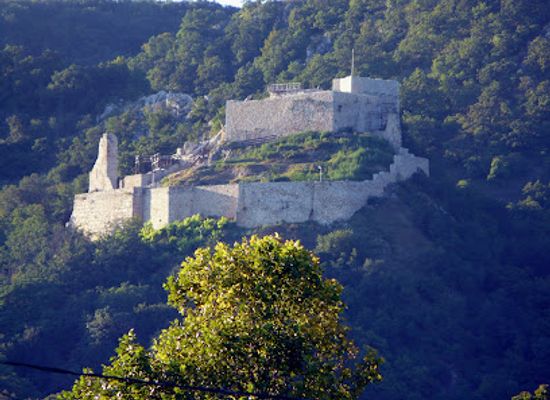 hungary/bakony/attraction/csokako-castle