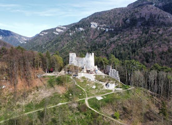 slovakia/turiec/attraction/zrucanina-blatnickeho-hradu