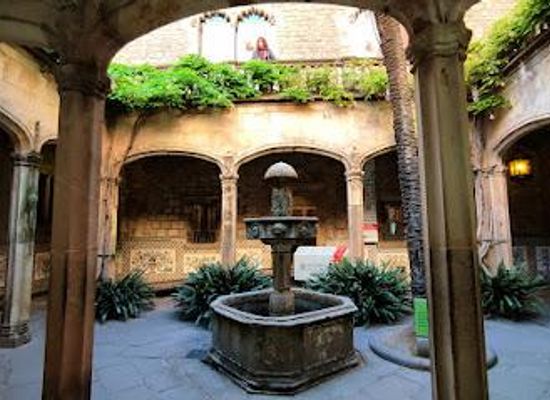 spain/barcelona/attraction/casa-de-l-ardiaca