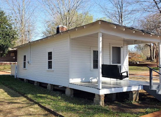 mississippi/the-red-clay-hills/attraction/elvis-presley-birthplace
