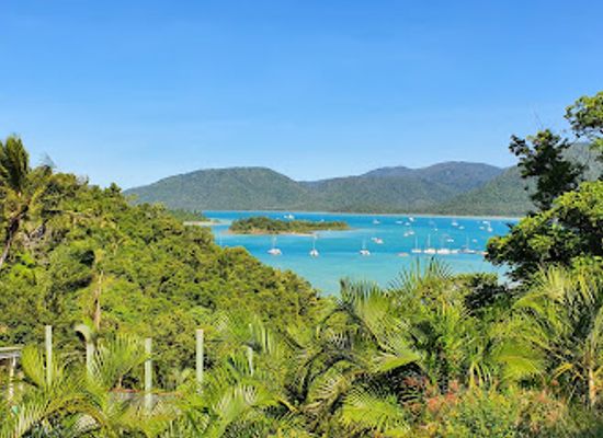 australia/whitsunday-islands/attraction/coral-beach-walking-track