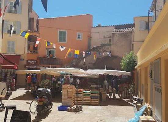 france/saint-tropez/attraction/pl-aux-herbes