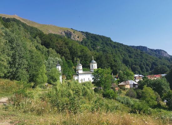 romania/buila-vanturarita-national-park/attraction/schitul-patrunsa