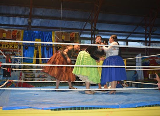 bolivia/yungas/attraction/cholitas-wrestling-show-popular