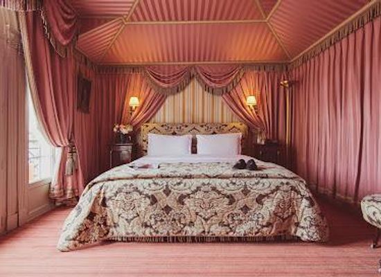france/paris/attraction/l-hotel-a-curious-group-of-hotels