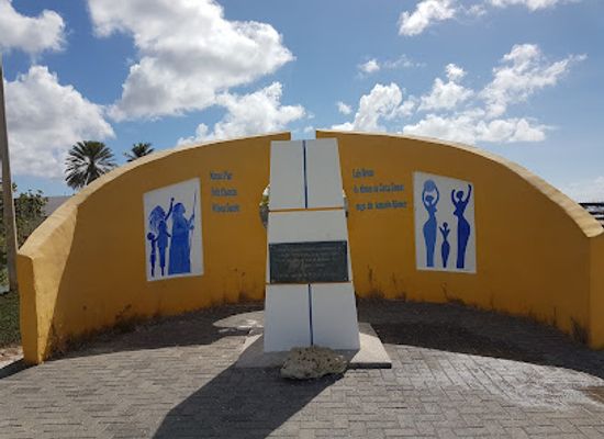 curacao/willemstad/otrobanda/attraction/desenkadena-unchained-tula-monument