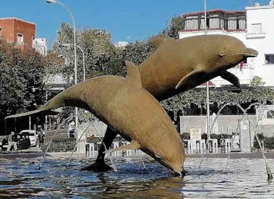 spain/madrid/landmark/fuente-de-los-delfines
