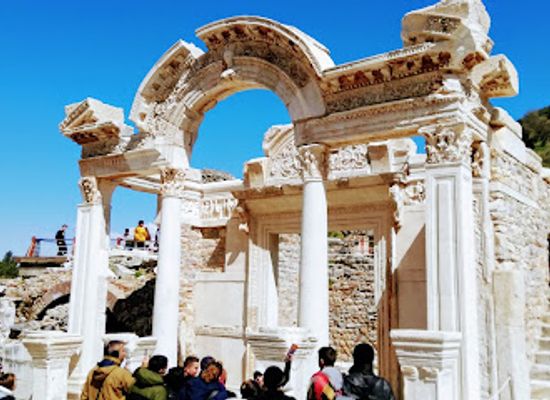 turkiye/ionia/attraction/temple-of-hadrian