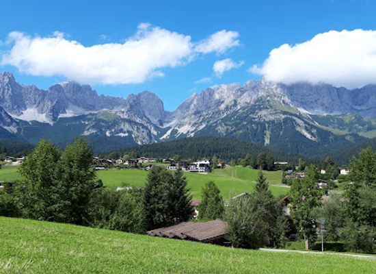 austria/kaiser-mountains/attraction/dorfplatz-going
