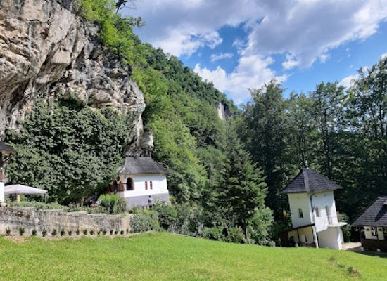 romania/buila-vanturarita-national-park/attraction/schitul-pahomie