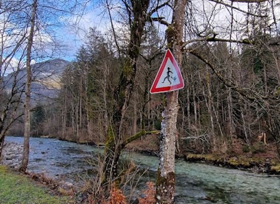 germany/eagle-s-nest/attraction/lustiges-verkehrszeichen