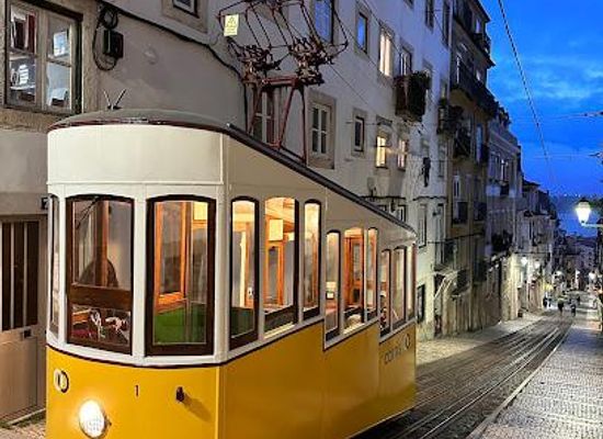 portugal/estremadura/attraction/elevador-da-bica