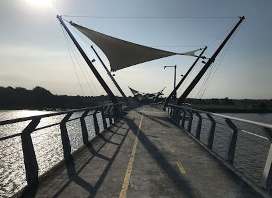 ecuador/guayaquil/barrio-del-centenario/attraction/puente-peatonal-y-ciclovia-a-santay