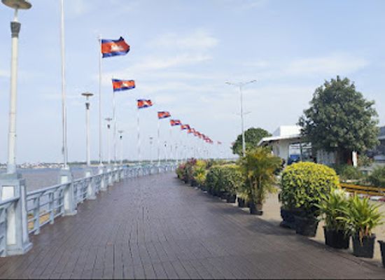 cambodia/phnom-penh/attraction/riverside-deck-promenade