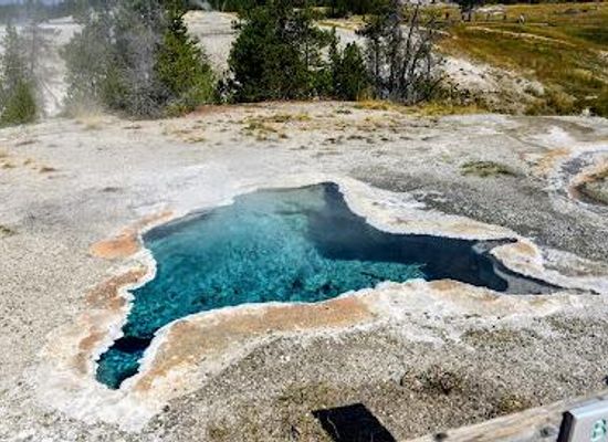 montana/yellowstone-national-park/attraction/upper-geyser-basin