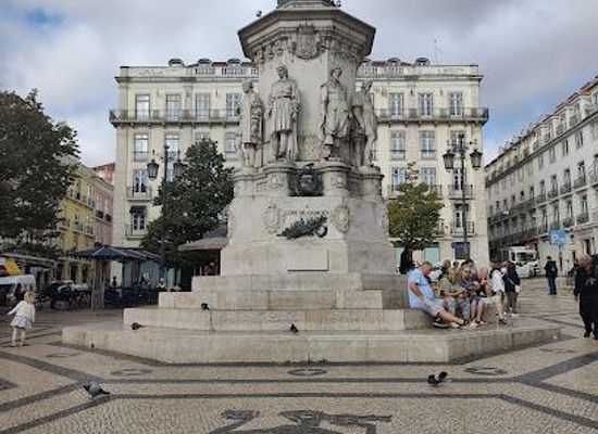 portugal/estremadura/attraction/largo-do-chiado